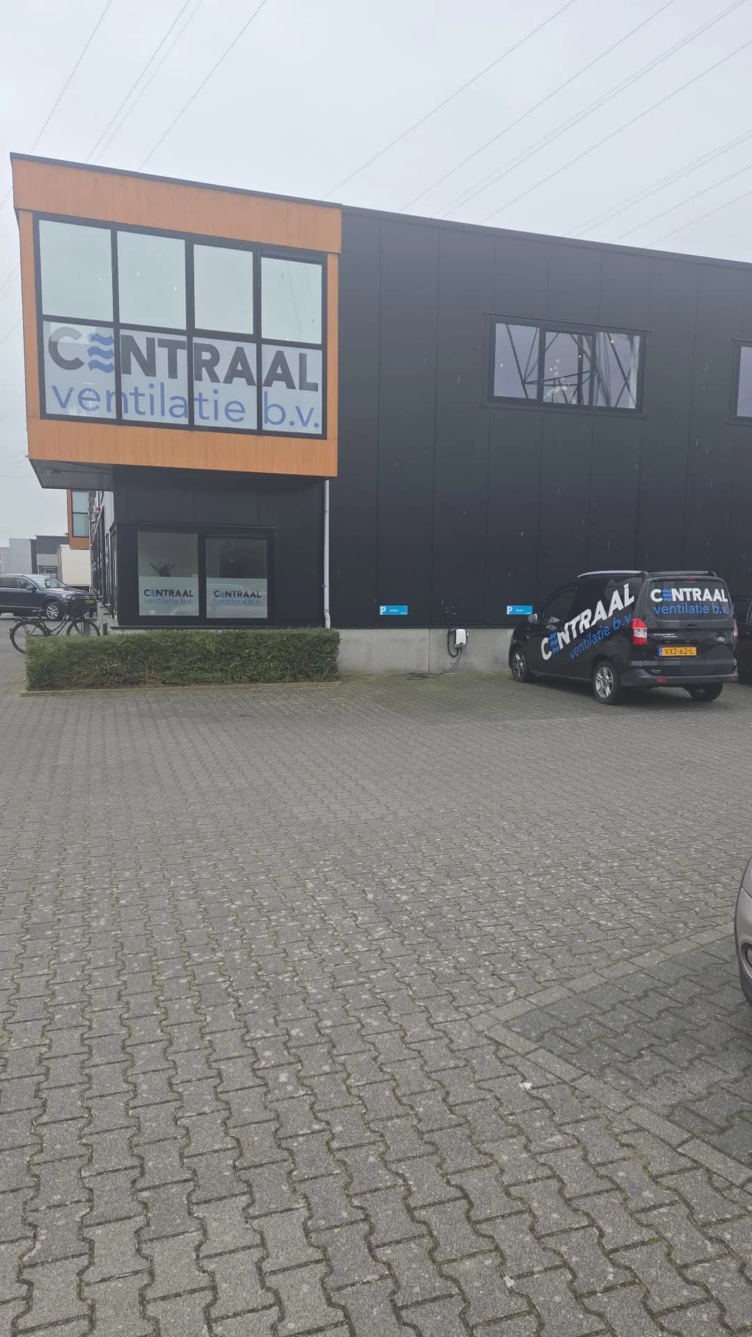 Bedrijfspand en bus van Centraal Ventilatie B.V. in Zwolle